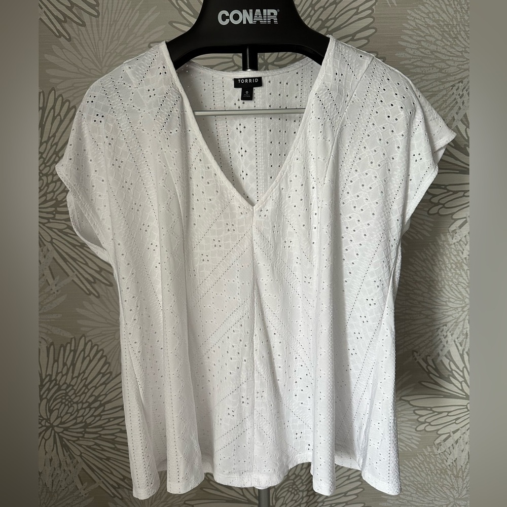 White v neck short sleeve torrid shirt